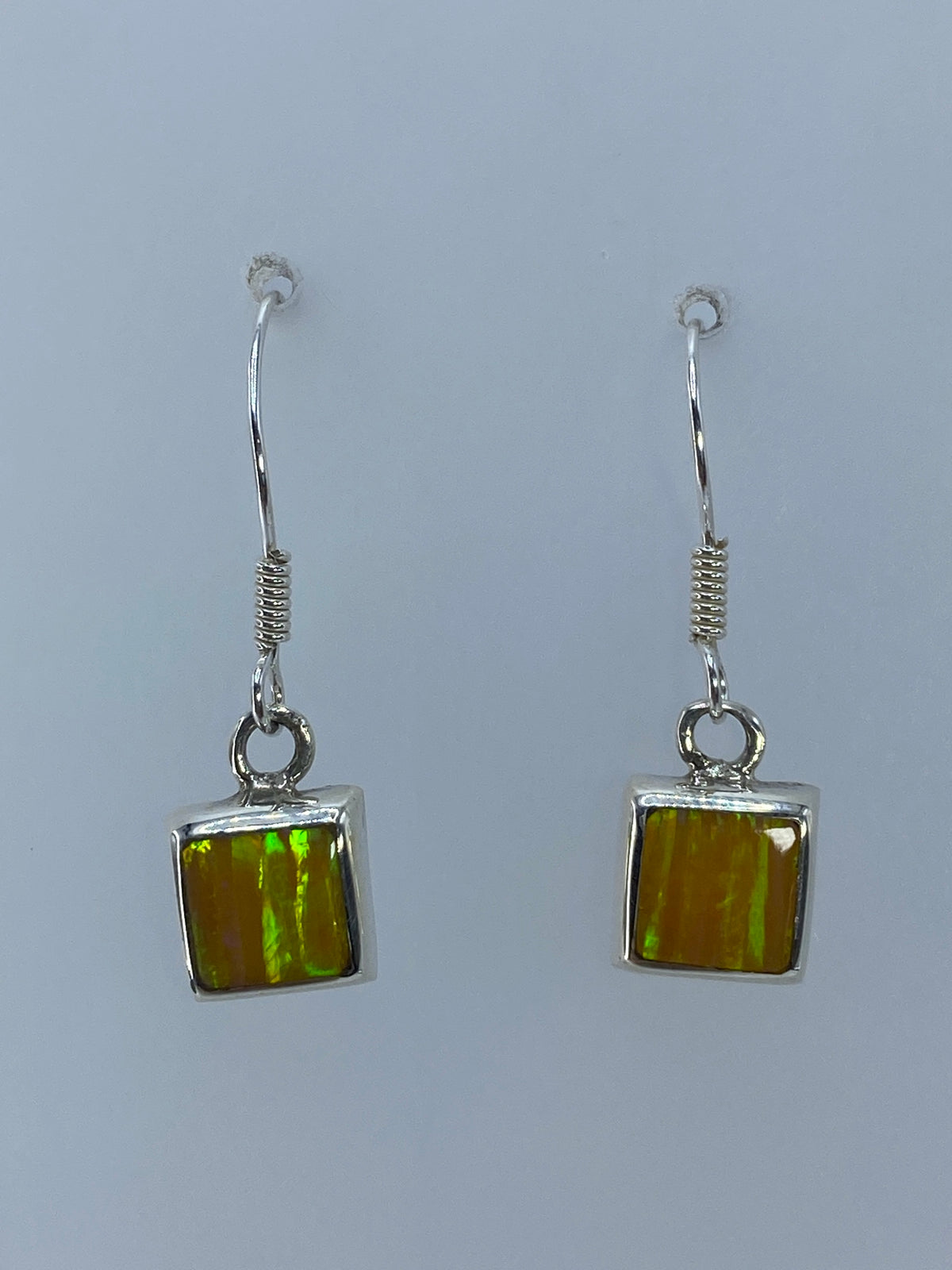 Detalle del ópalo de fuego mostrando sus colores amarillo, verde y rojo en la gema