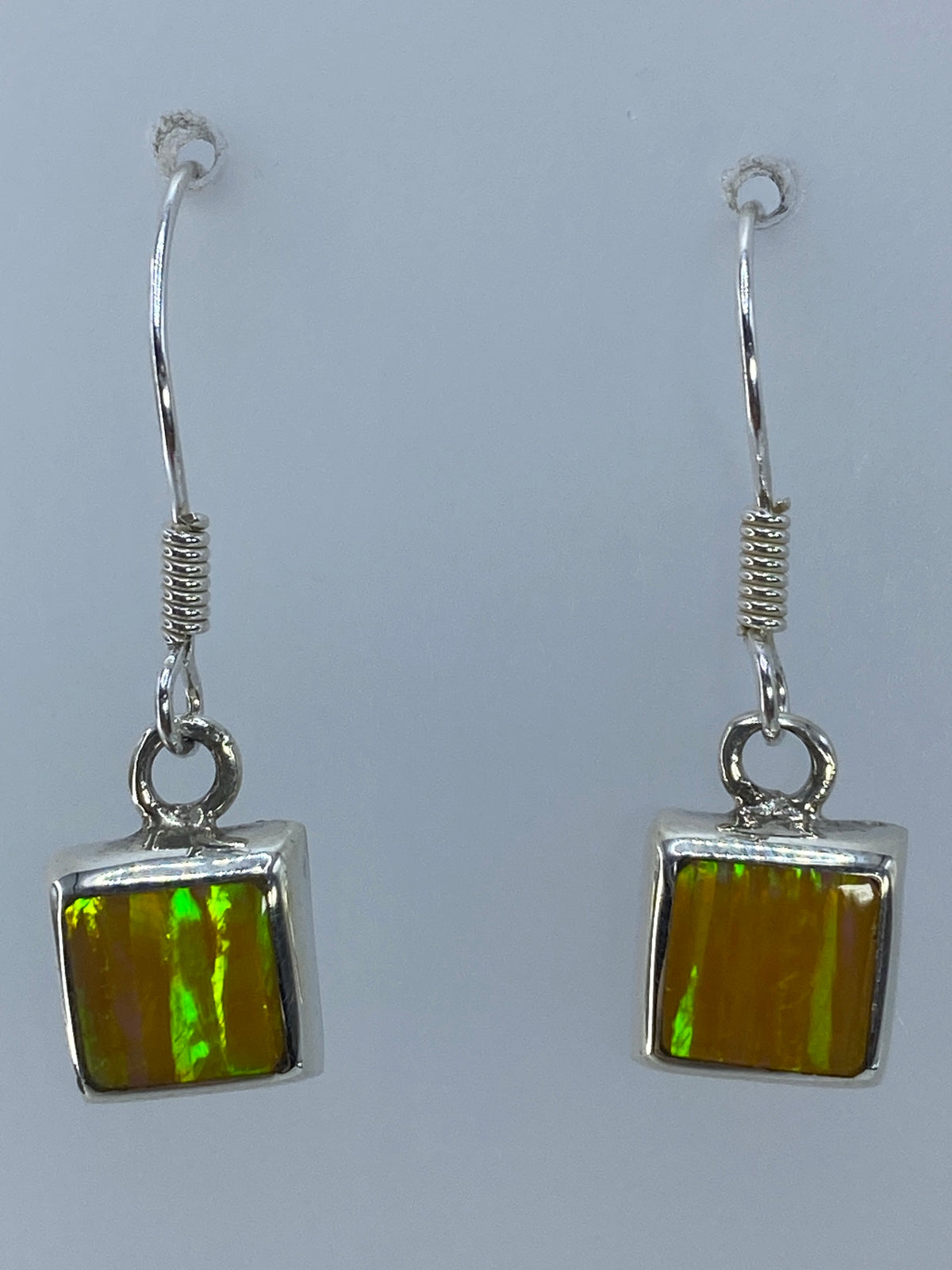 Aretes de ópalo de fuego en gancho de plata 925, vista frontal