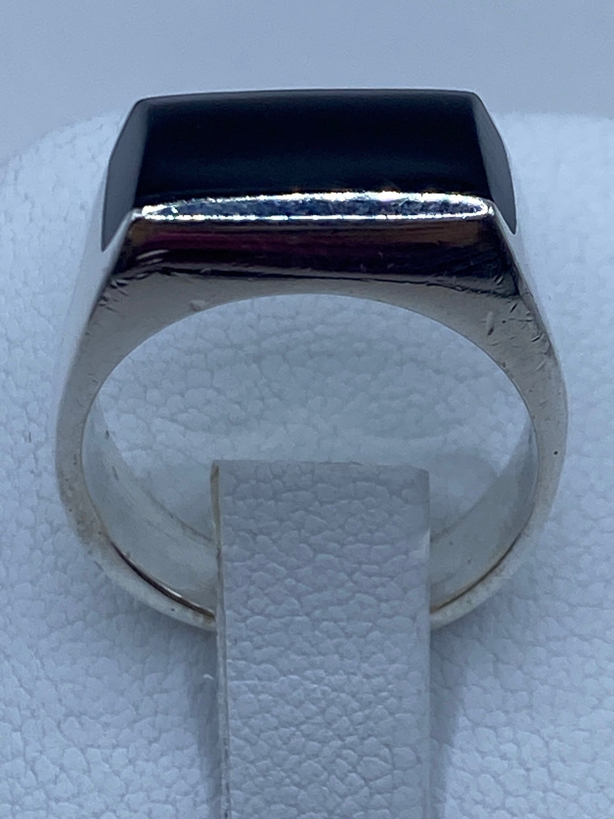 Anillo sobre fondo blanco mostrando el sello 925