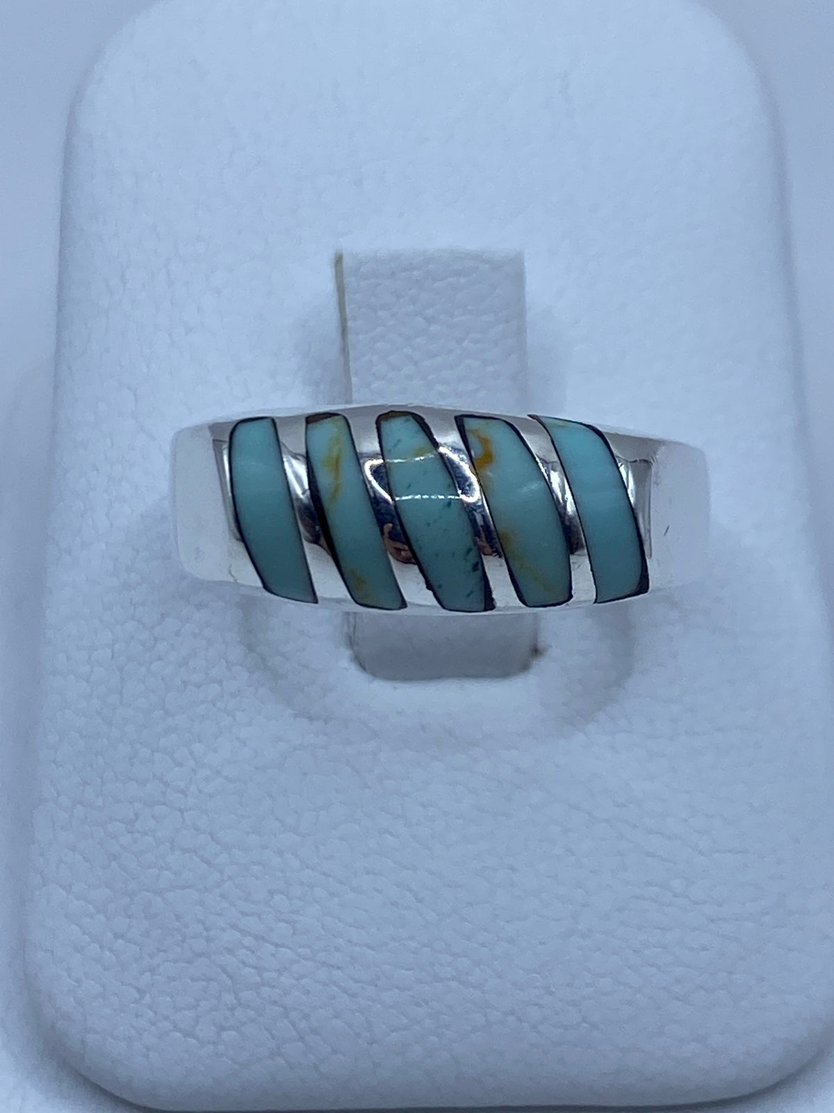 Anillo de plata 925 con turquesa azul cielo engastada en patrón geométrico, vista frontal