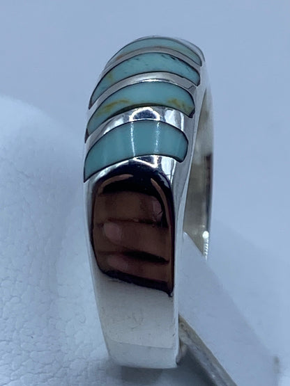 Anillo desde arriba destacando el color azul cielo uniforme de la turquesa