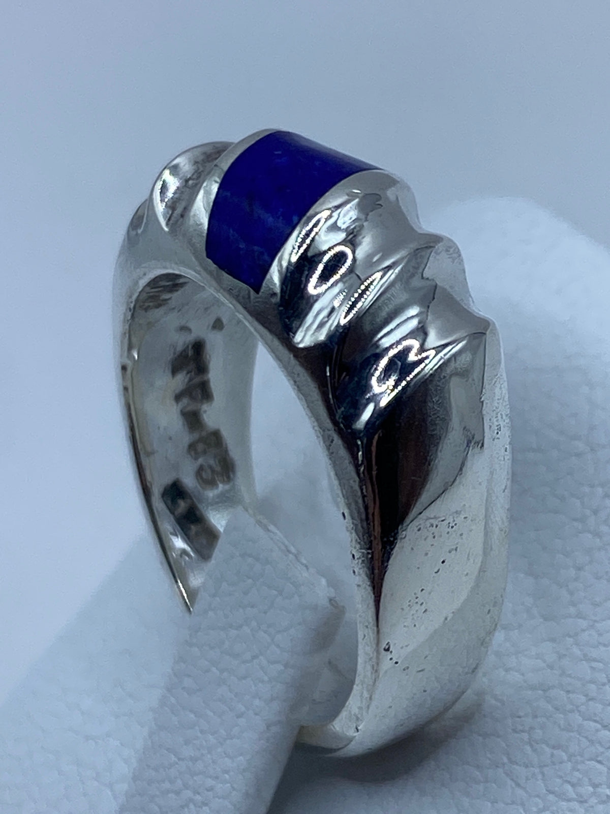 Detalle del lapislázuli azul con destellos naturales en plata 925