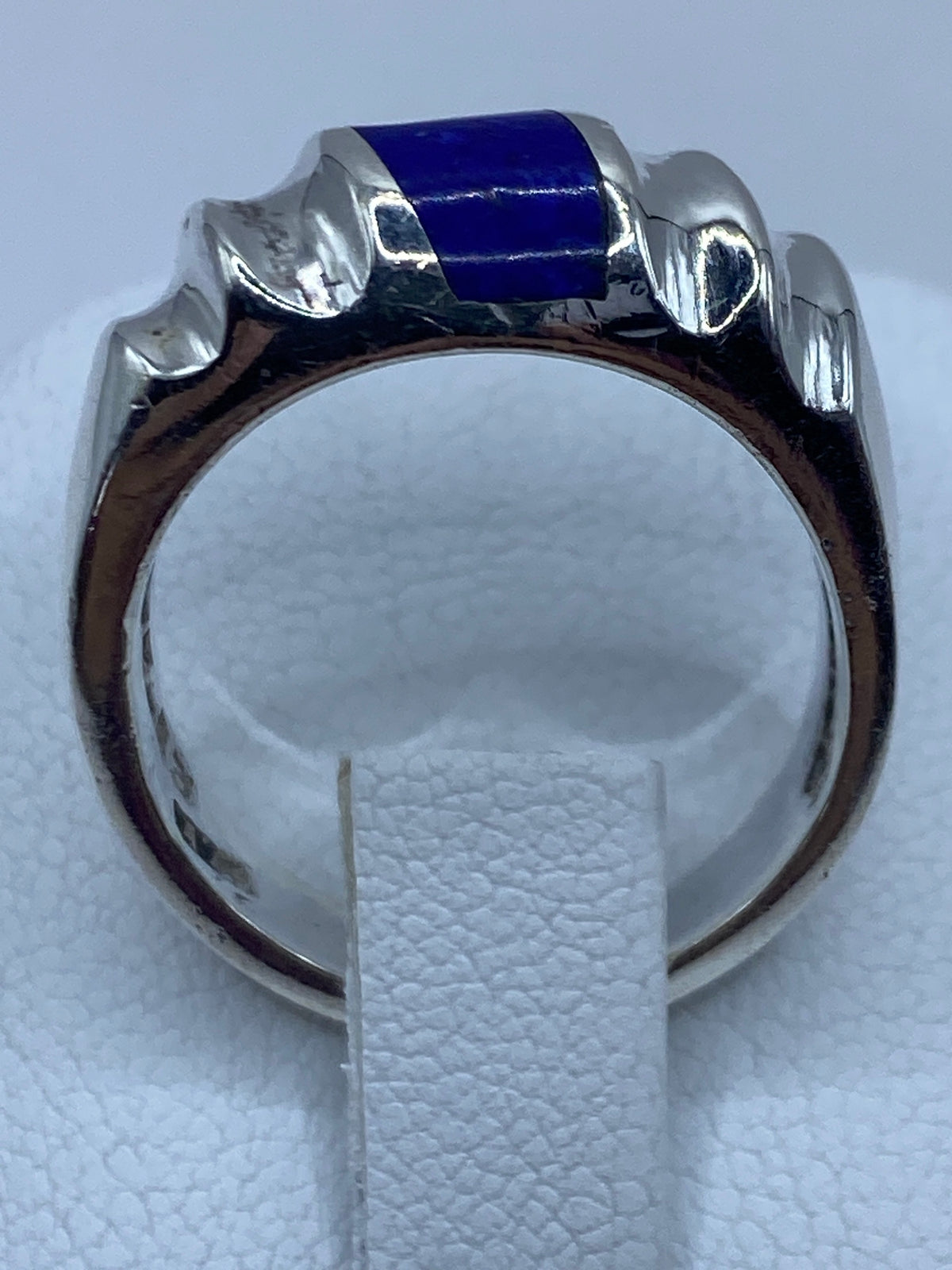 Anillo puesto en dedo, luciendo el color azul intenso del lapislázuli