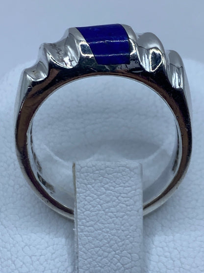 Anillo puesto en dedo, luciendo el color azul intenso del lapislázuli