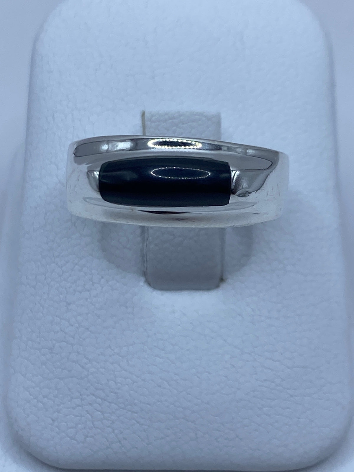 Anillo de plata 925 con ónix negro engastado en montura robusta, vista frontal