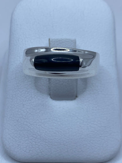 Anillo de plata 925 con ónix negro engastado en montura robusta, vista frontal