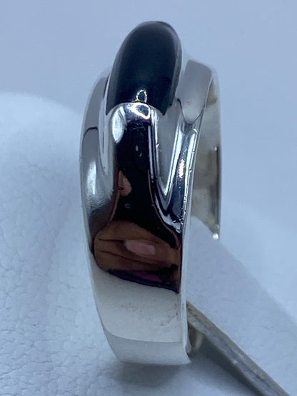 Anillo de ónix negro sobre fondo blanco mostrando el Quinto 925