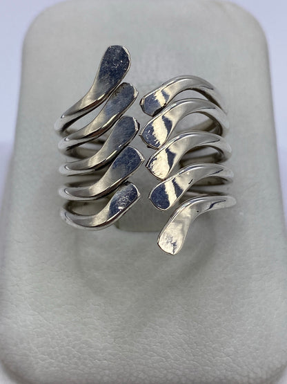 Anillo de plata calado con diseño geométrico, vista frontal sobre fondo blanco
