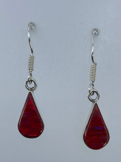 Aretes de plata con ópalo de fuego rojo, par completo en vista frontal