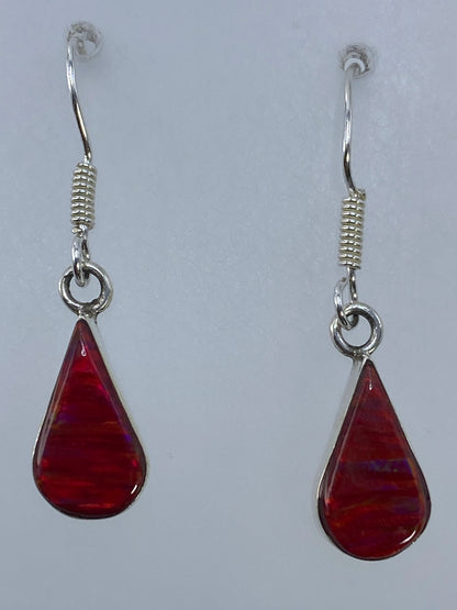 Aretes sobre fondo blanco con medida de 3.2 cm de largo