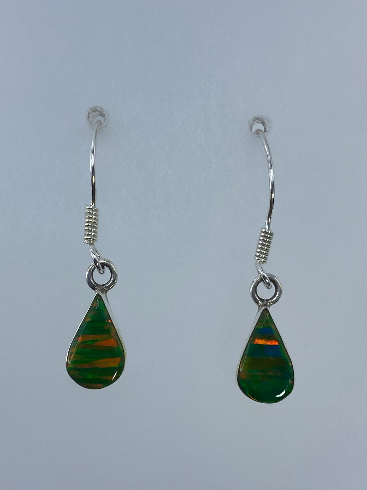 Detalle del ópalo de fuego mostrando destellos de naranja, verde y azul