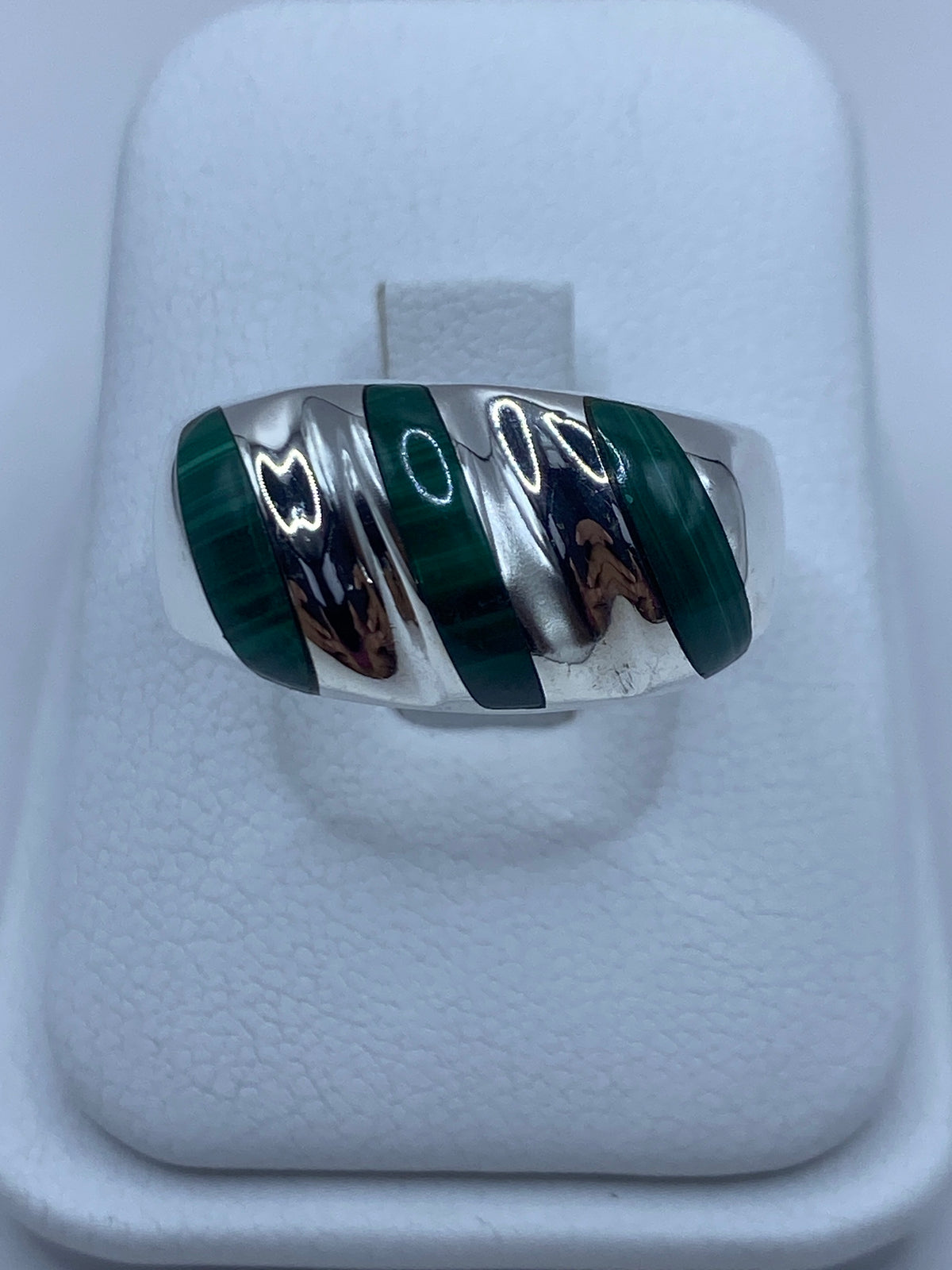 Anillo de plata 925 con malaquita verde engastada en estructura volumétrica de bandas cruzadas