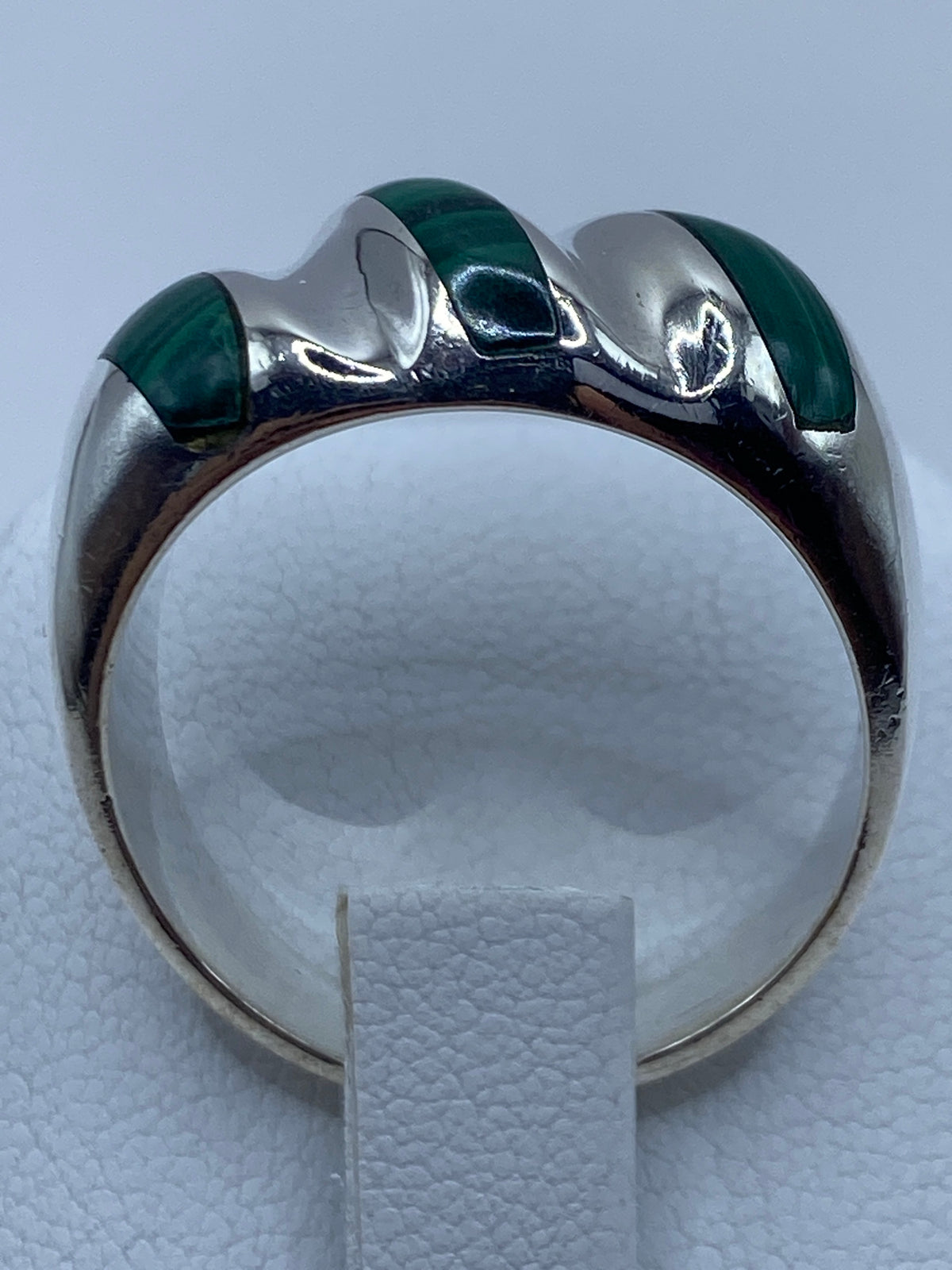 Anillo en dedo mostrando el tamaño y presencia de la malaquita en contexto de uso