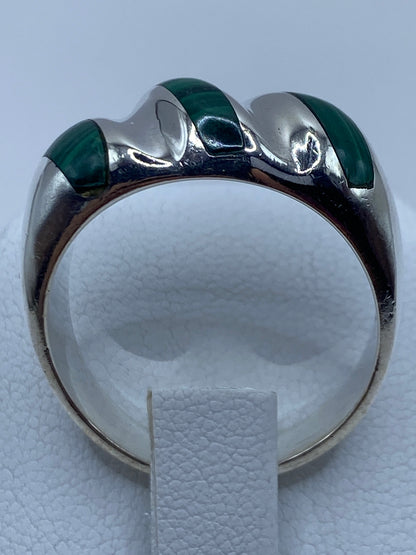 Anillo en dedo mostrando el tamaño y presencia de la malaquita en contexto de uso