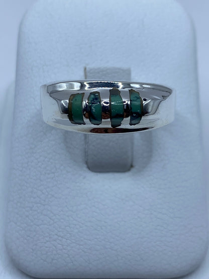 Anillo de plata 925 con turquesa azul cielo engastada, vista frontal sobre almohada blanca