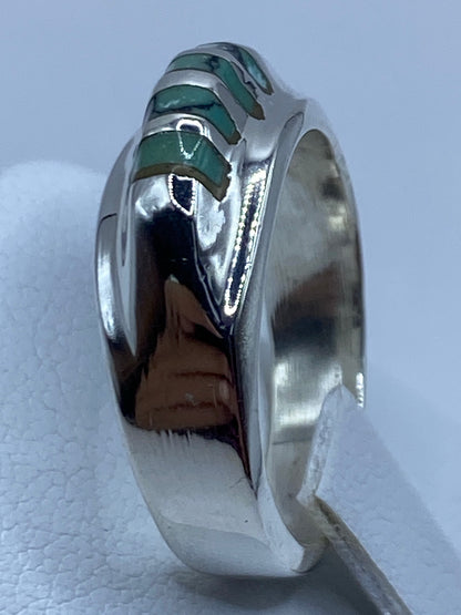 Anillo de turquesa puesto en dedo, mostrando el color azul cielo natural