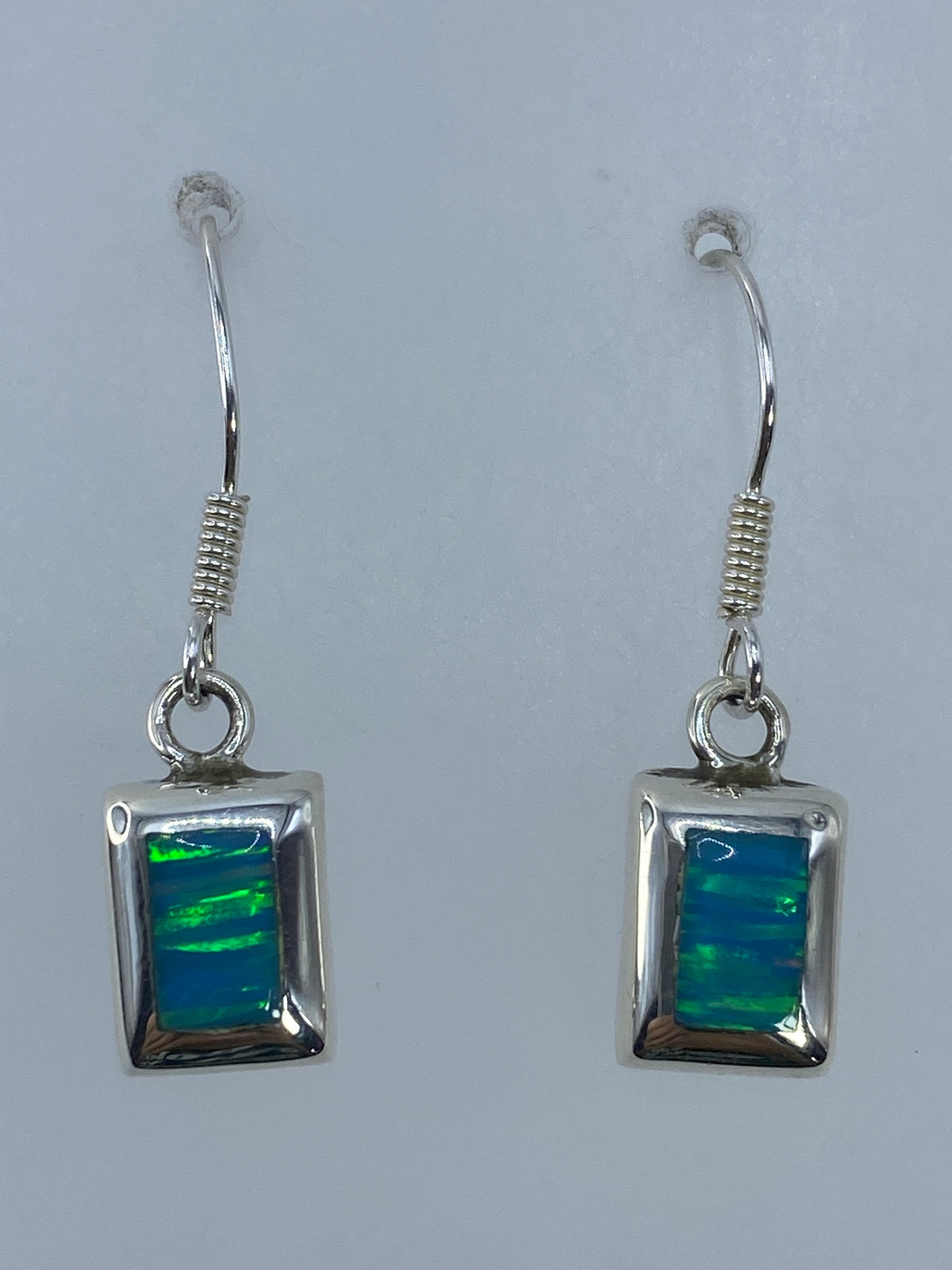 Par de aretes de plata 925 con ópalo de fuego verde olivo, colgando de gancho de plata