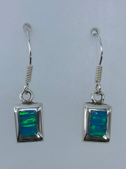 Par de aretes de plata 925 con ópalo de fuego verde olivo, colgando de gancho de plata