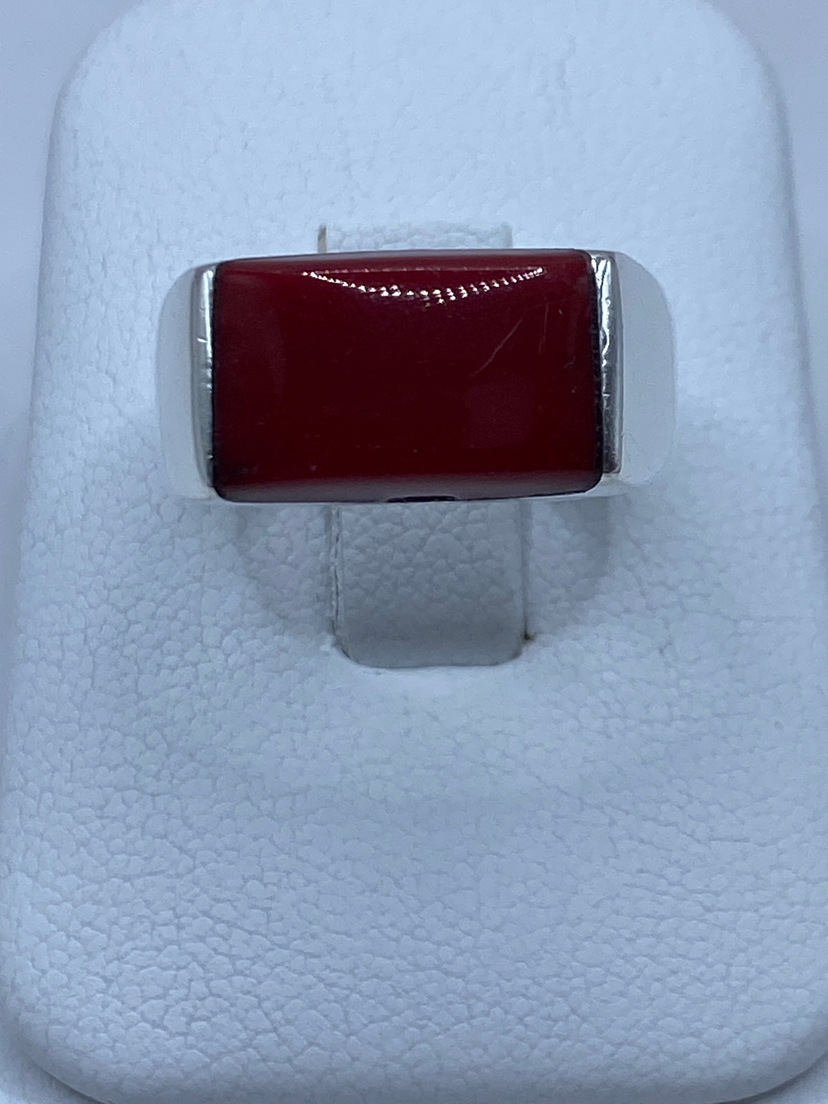 Anillo de plata 925 con coral rojo engastado en vista superior