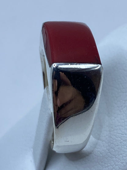 Vista lateral del anillo de coral rojo en plata Taxco