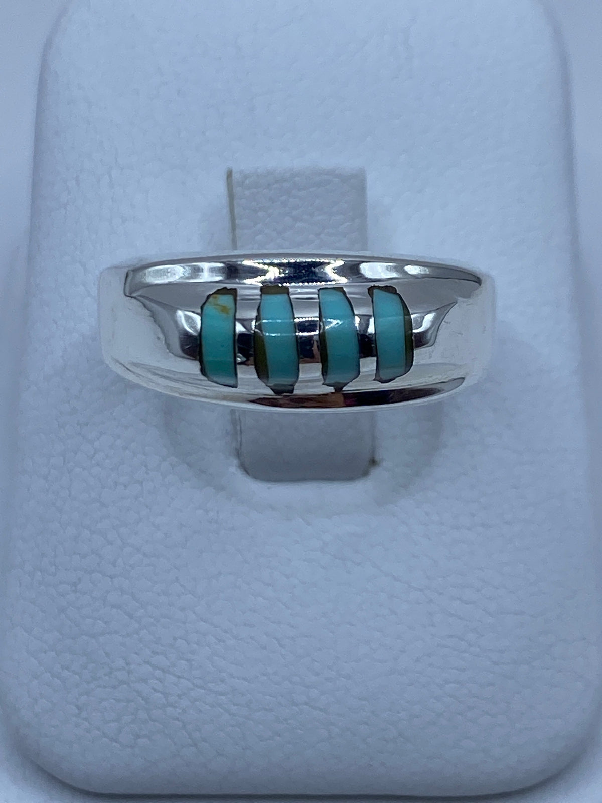 Anillo de plata con cuatro turquesas azul cielo engastadas a mano, visto desde arriba