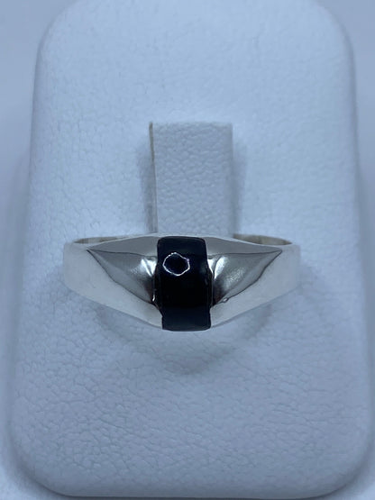 Anillo de plata 925 con ónix negro engastado a mano, vista frontal