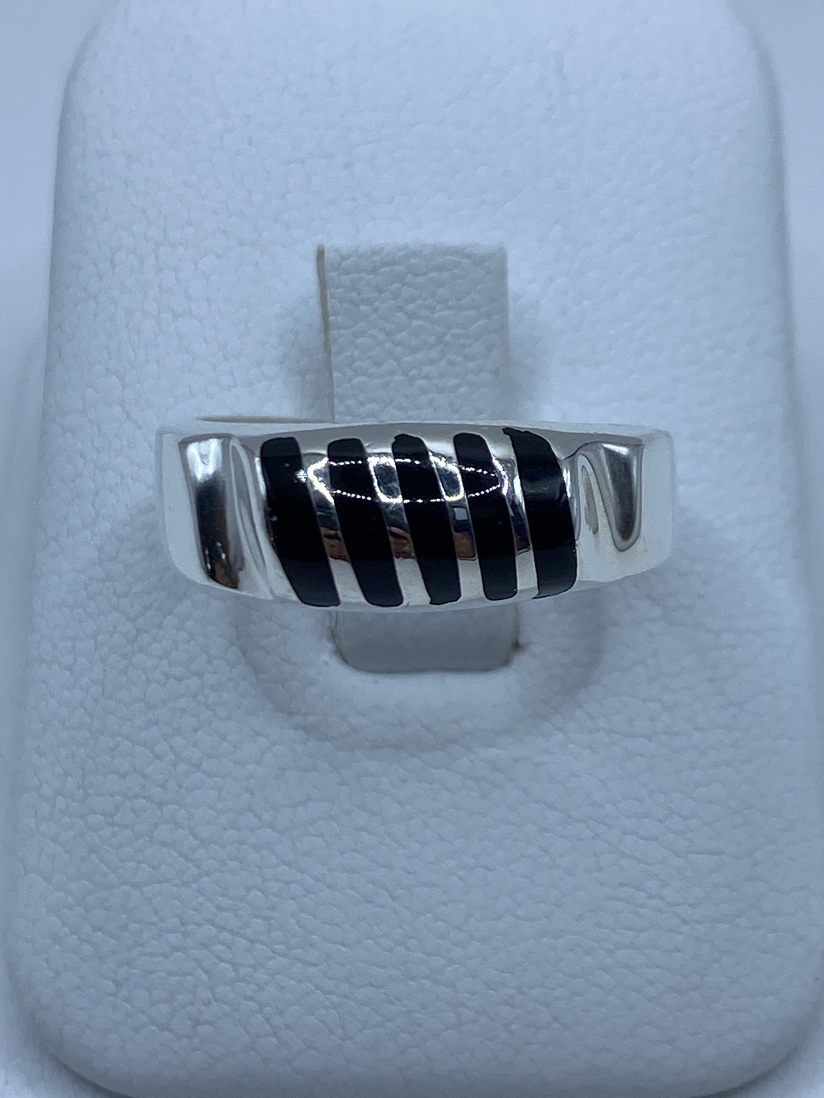 Anillo de plata 925 con ónix negro incrustado, vista frontal