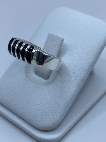 Detalle lateral del anillo mostrando la incrustación de ónix negro a mano