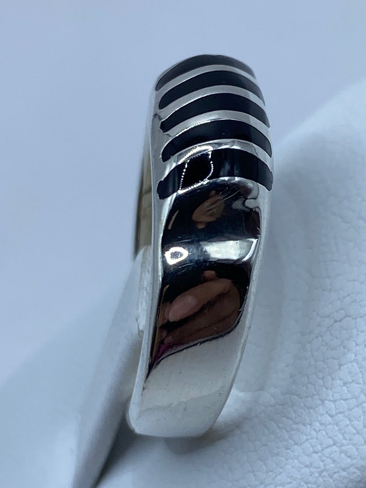 Anillo de ónix en plata sobre fondo blanco con medida de escala