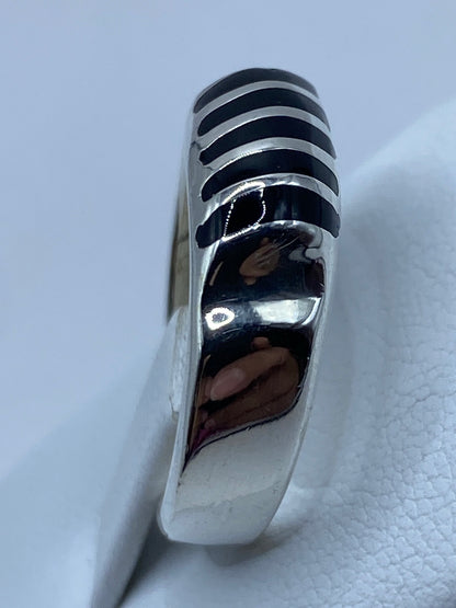 Anillo de ónix en plata sobre fondo blanco con medida de escala