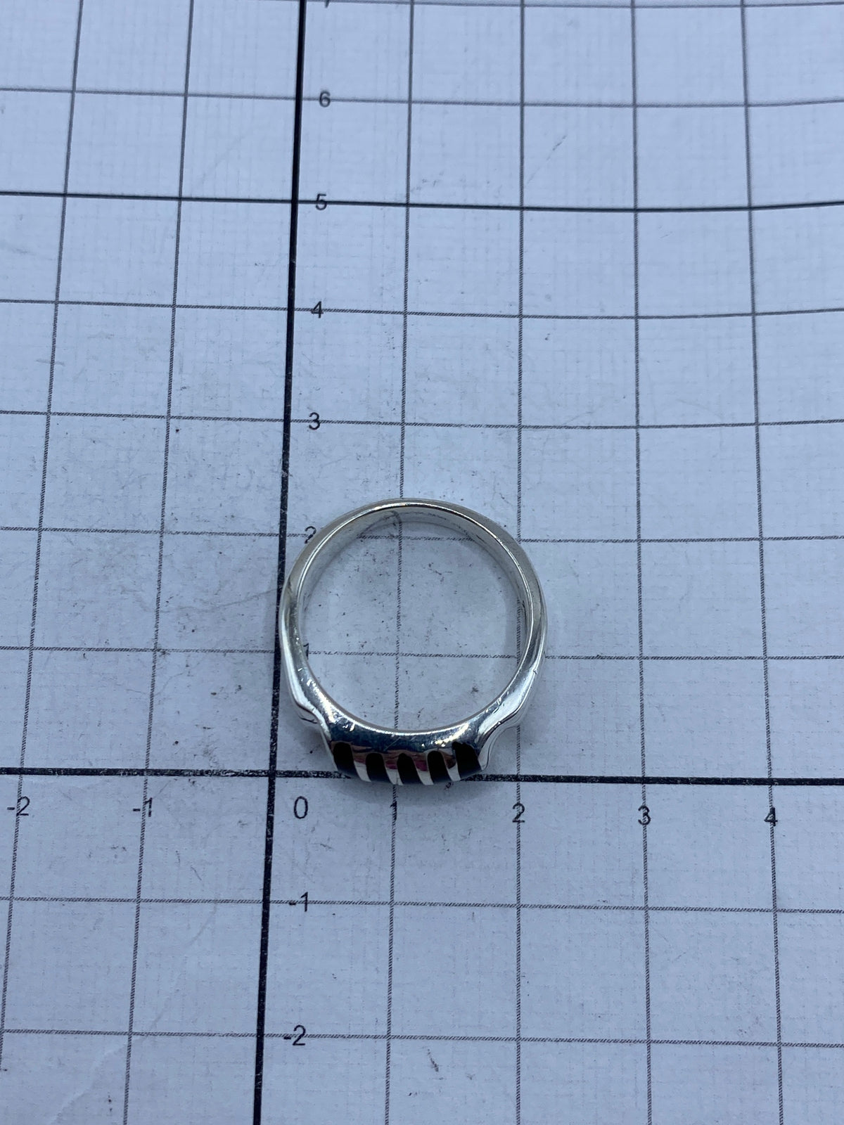 Reverso del anillo mostrando el sello 925 MÉXICO en plata