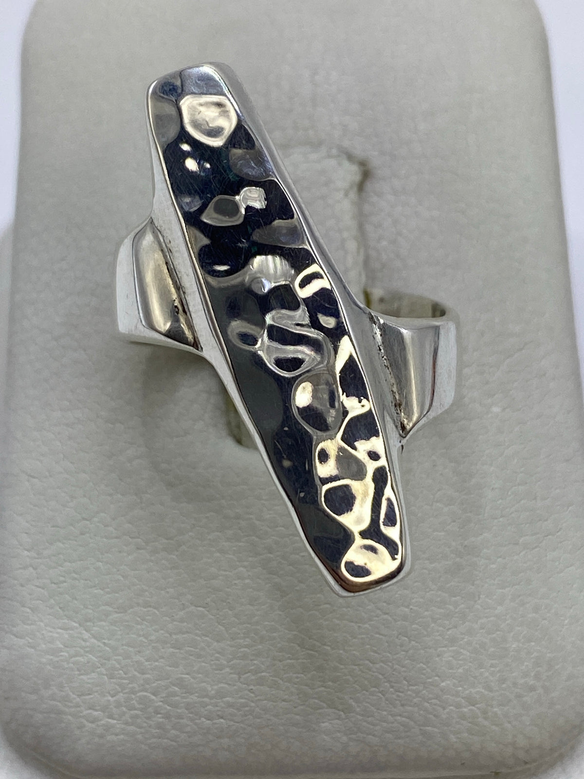 Anillo de plata 925 con banda pulida en acabado espejo en mano de mujer