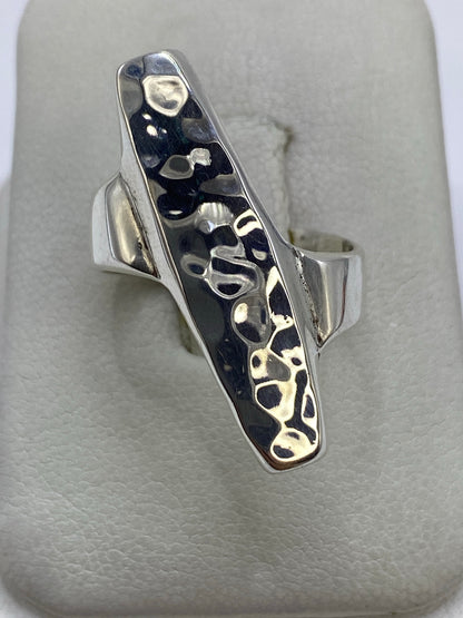 Anillo de plata 925 con banda pulida en acabado espejo en mano de mujer