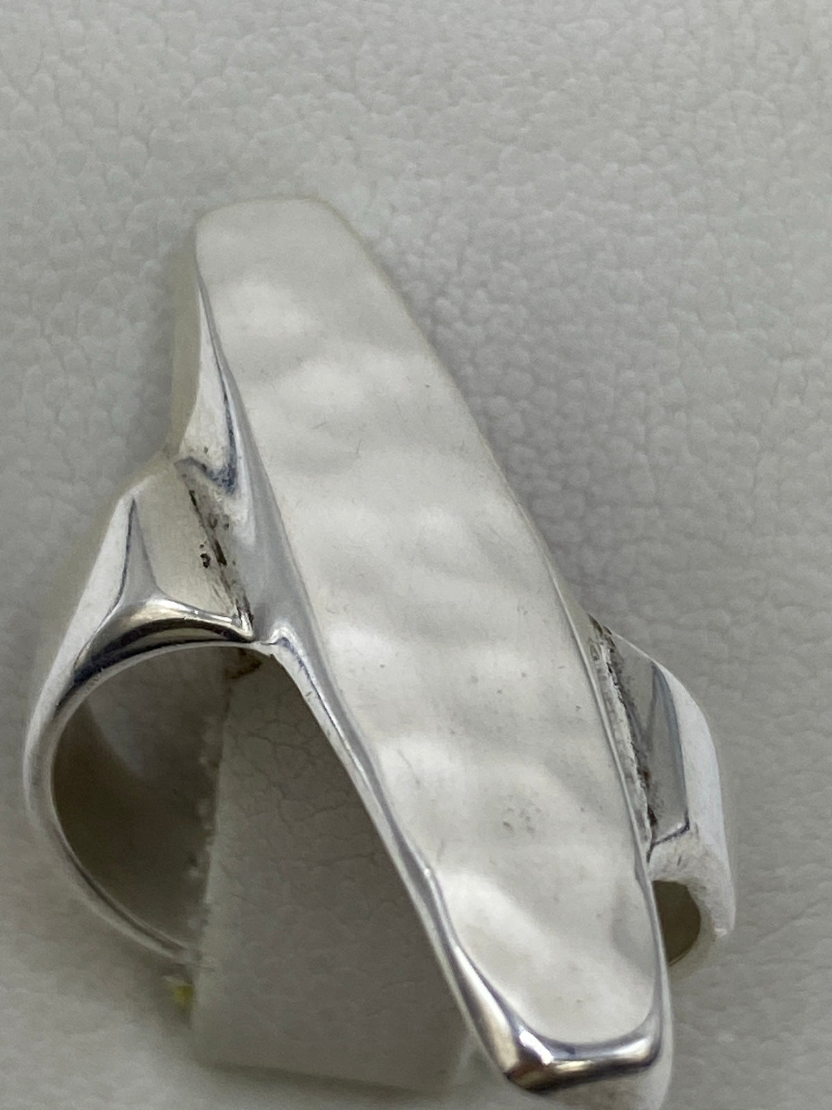 Anillo sobre fondo blanco con sello 925 visible en el interior