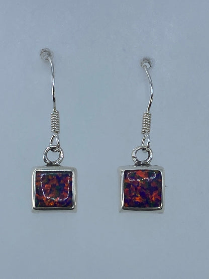 Detalle del ópalo de fuego en tonos naranja, rojo y amarillo dentro del marco de plata
