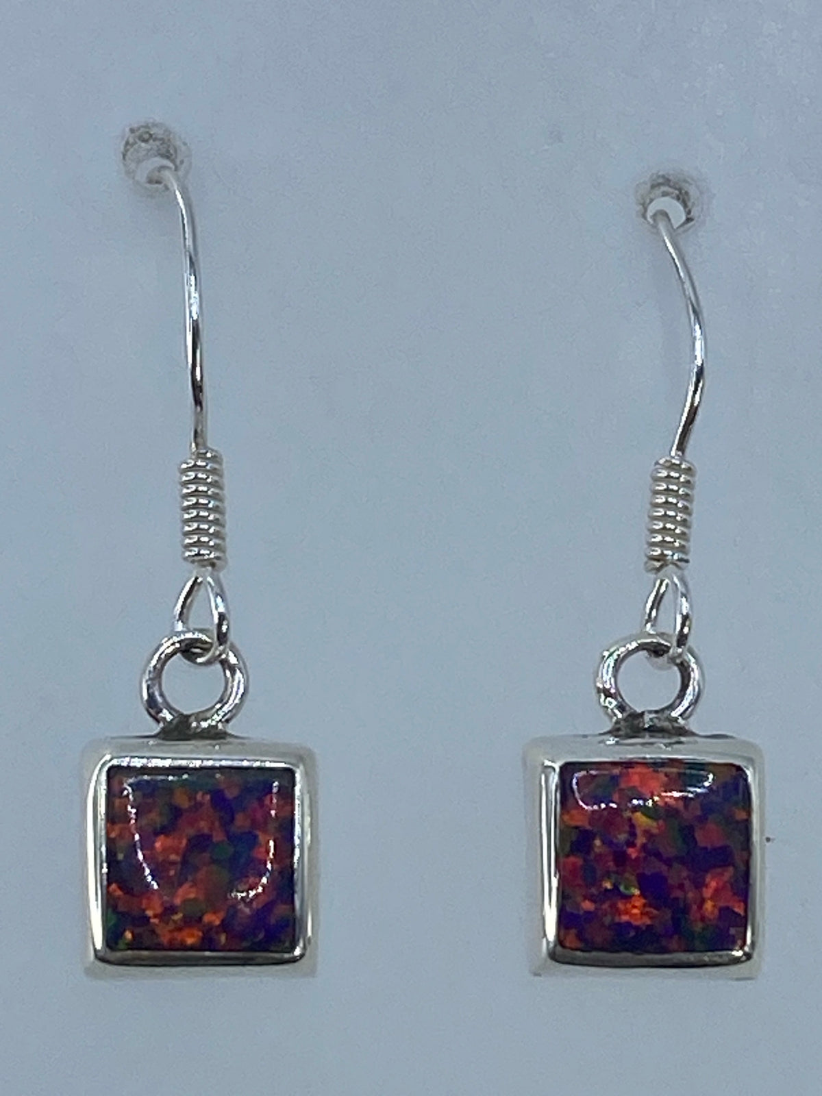 Aretes colgando mostrando el largo completo de 2.8 cm