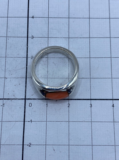 Anillo de plata sobre regla métrica, peso de 9.4 gramos visible en báscula