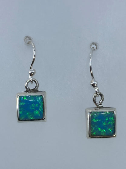 Par de aretes de plata con ópalo de fuego verde olivo engastado, gancho curvo