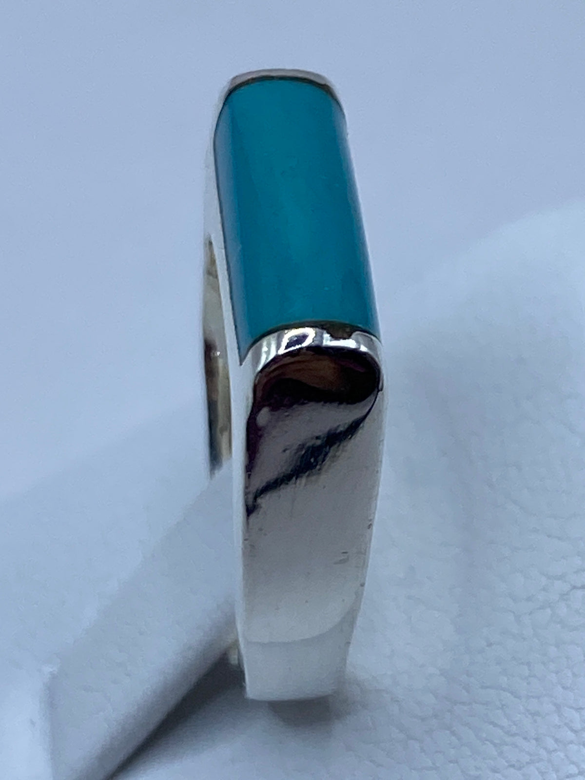 Anillo de turquesa azul cielo puesto en el dedo, mostrando el tamaño real y el color