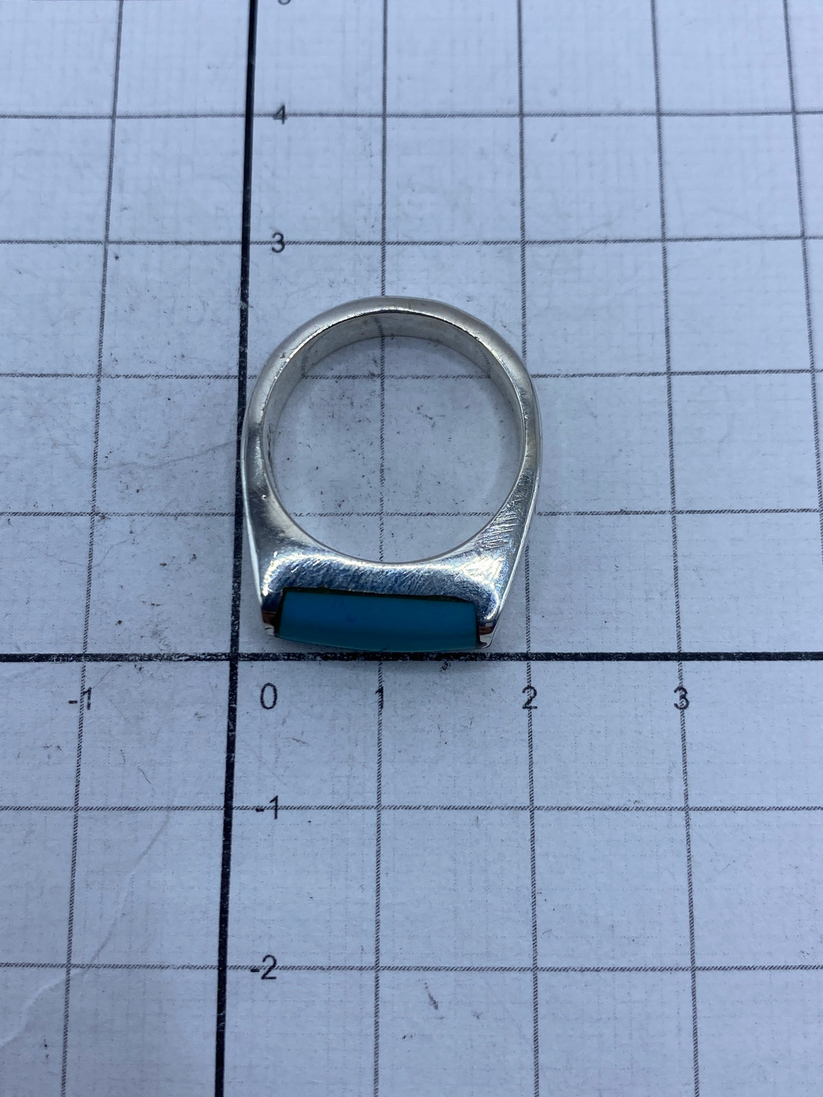 Anillo sobre escala con medida, evidenciando el peso de 7.4 gramos