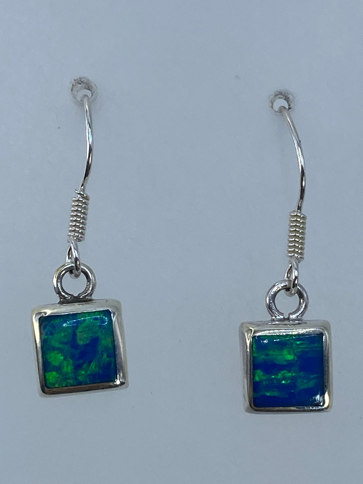 Par de aretes de plata 925 con ópalo de fuego verde olivo, lado a lado