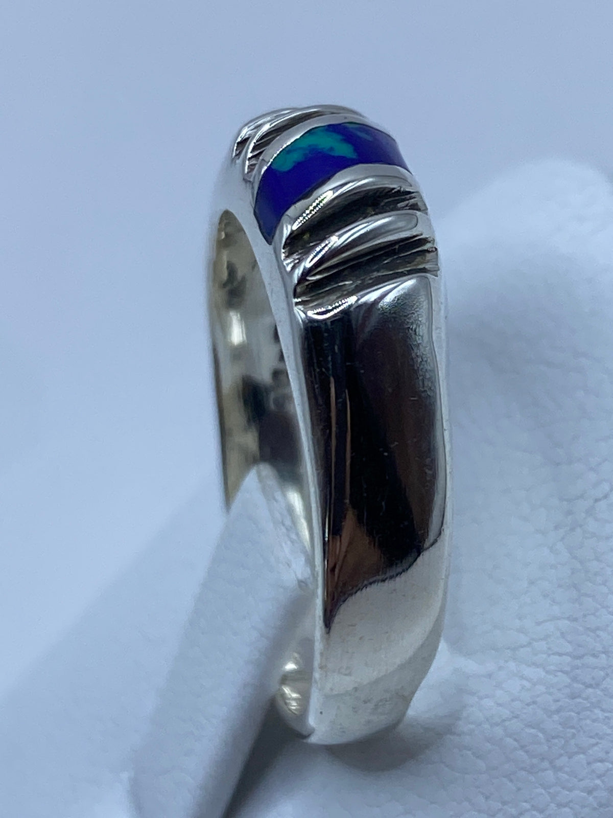 Detalle del engaste a mano de la piedra azul en plata