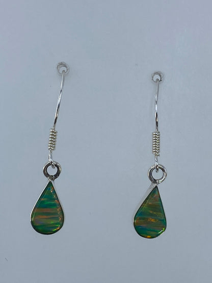Aretes ópalo de fuego en plata 950 sobre regla métrica mostrando 3 cm de largo