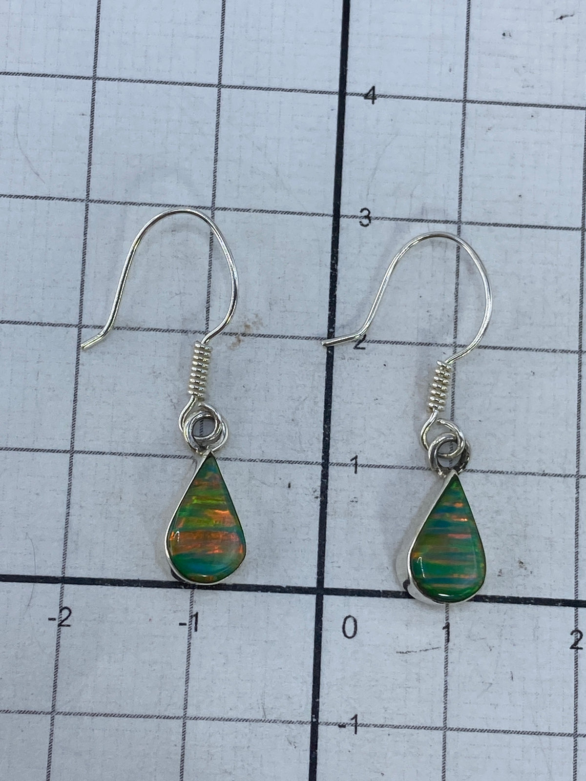 Aretes de ópalo de fuego con gancho francés de plata, vista lateral del perfil