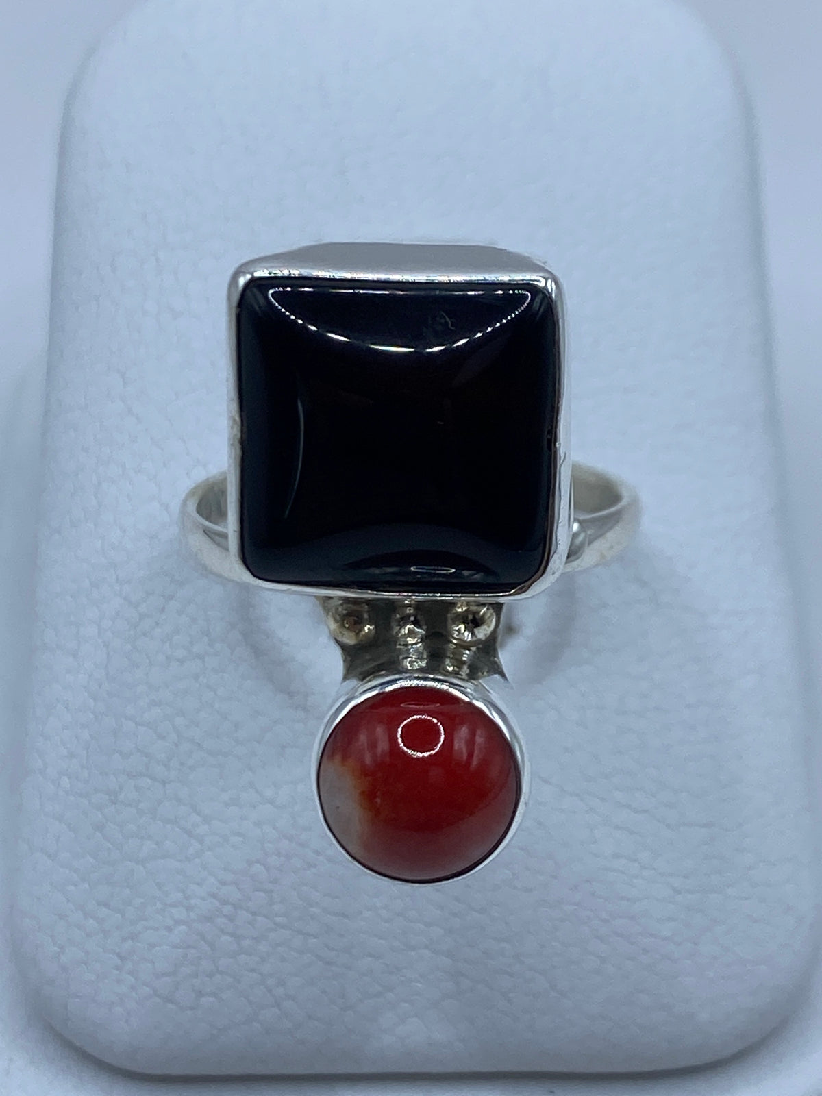 Anillo de plata ajustable con piedra engastada, visto desde arriba en posición frontal
