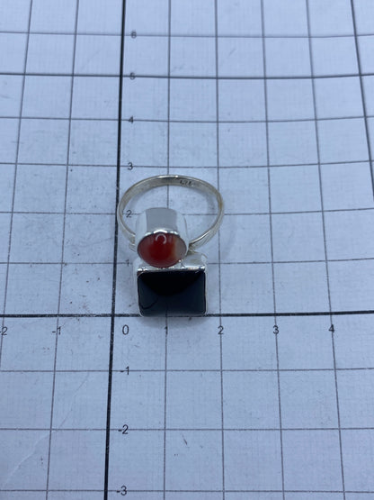 Detalle del anillo sobre regla de centímetros — aproximadamente 1.5 × 2 cm de frente