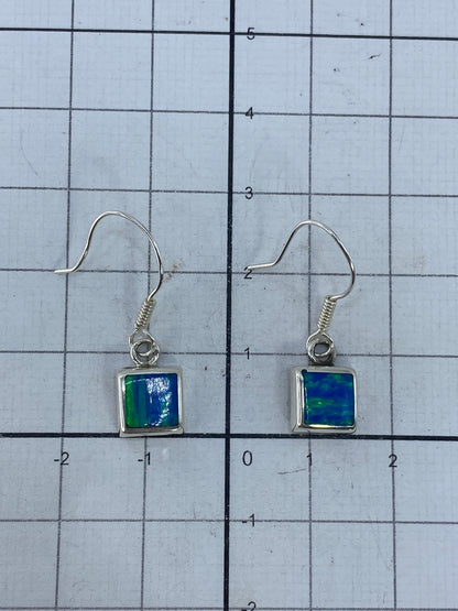 Aretes de 2.7 cm sobre escala de centímetros, mostrando el tamaño compacto
