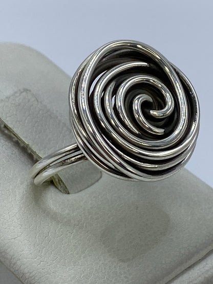 Anillo giratorio de plata 925 puesto en el dedo, visto de costado
