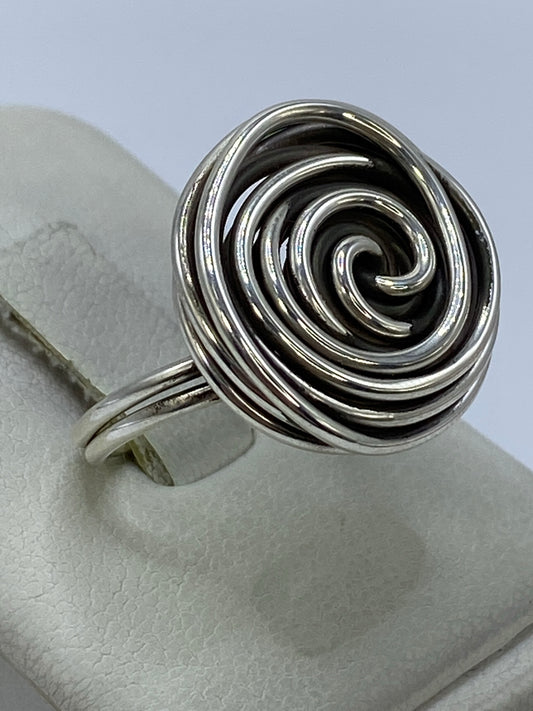Anillo giratorio de plata 925 puesto en el dedo, visto de costado
