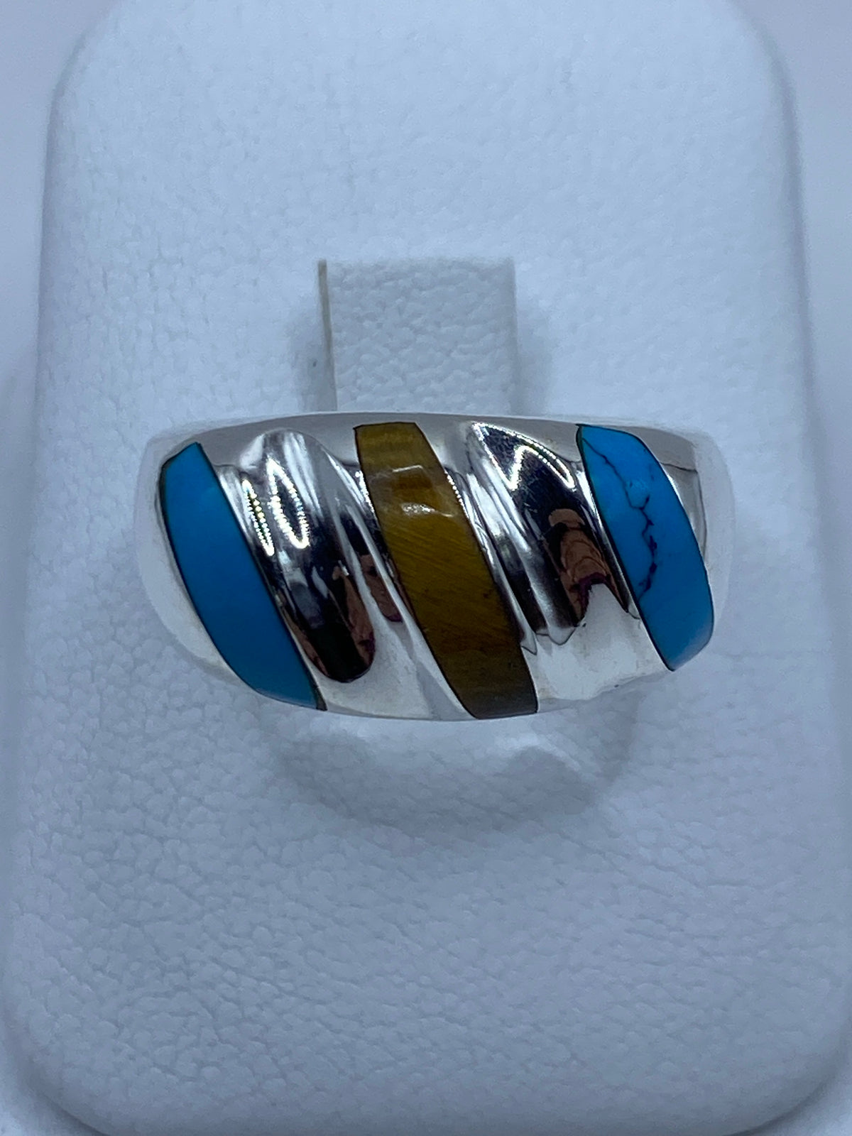 Anillo de plata con turquesa azul engastada, vista frontal sobre fondo blanco